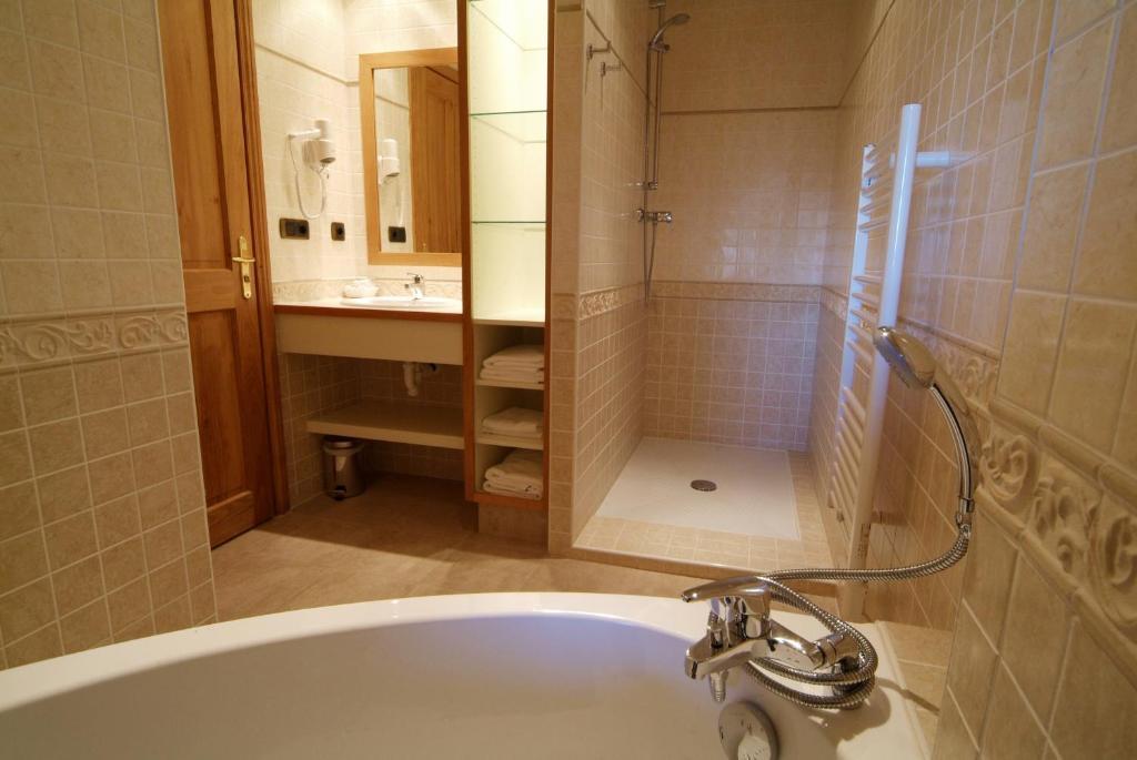 Hotel La Placa Garriguella Pokoj fotografie